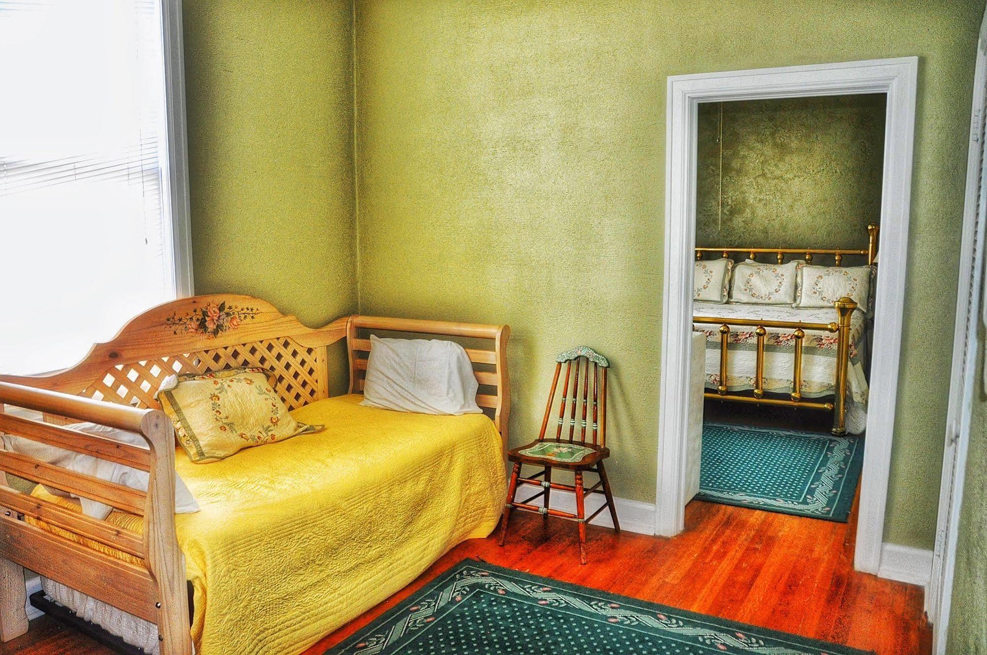 La Plaza Historic Hotel & Restaurant Уолсенберг Экстерьер фото
