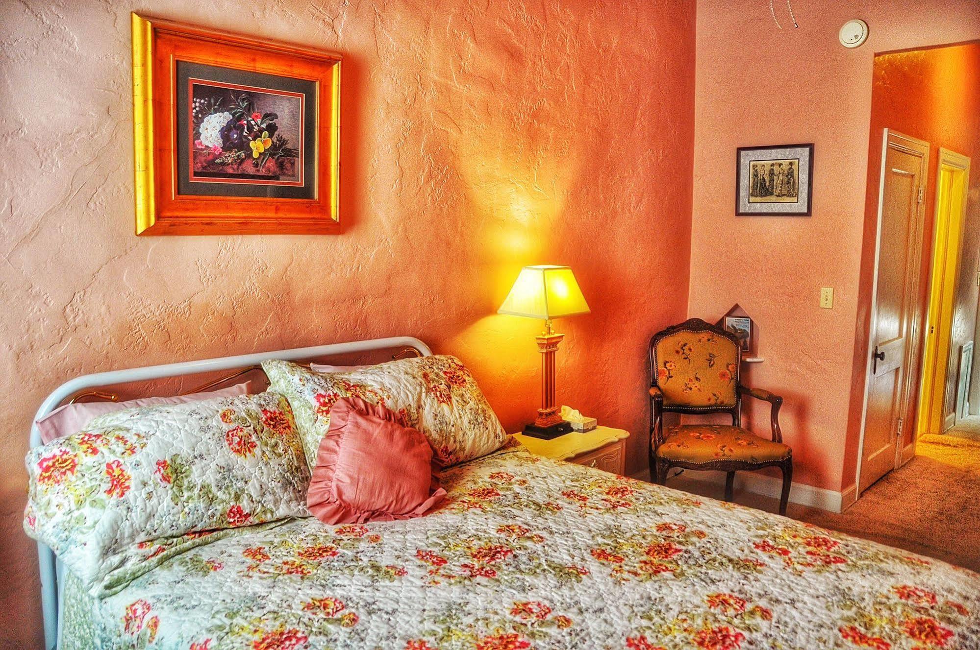 La Plaza Historic Hotel & Restaurant Уолсенберг Экстерьер фото